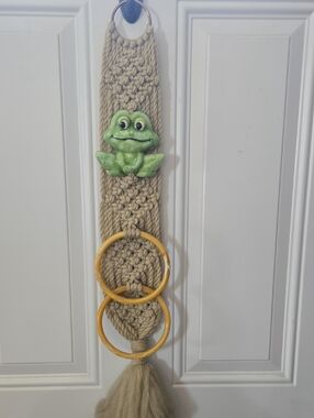 Hand Crafted Beige Macramé Hand Towel Holder with Green Frog & Yellow Rings